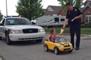 美国肯塔基州2岁小女孩在路上开玩具车被警察拦下 告知危险驾驶还开罚单