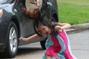 愤怒鸟：美国鹅妈妈疯狂追击小女童
