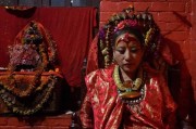 尼泊尔印度教活女神巴吉拉查娅在大地震中为逃命首次双脚落地