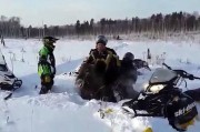 俄罗斯年幼驼鹿身陷雪地 路人不帮忙还要骑着玩