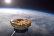 英国科学家将一块馅饼送上距离地面30公里的平流层