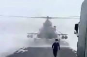 哈萨克斯坦军用直升机迷航 降落高速公路向卡车司机问路