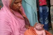 印度妇女产下“异形”男婴 民众一致认为是印度教猴神“哈奴曼”转世