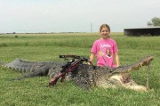 美国10岁女孩在瓜达卢普河用弩弓杀死重达363公斤巨大鳄鱼