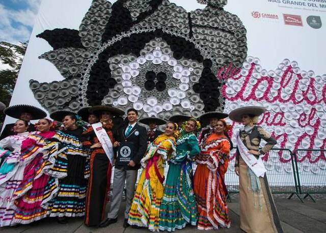 墨西哥人用墨西哥帽造出全球最大马赛克画